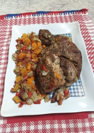 Una foto de Bondiola de cerdo con verduras
