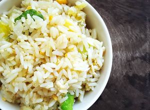 Una foto de Rapidísimo arroz con revuelto de zapallitos (zucchinis) Fácil, SÚPER ECONÓMICO y en 30 minutos!