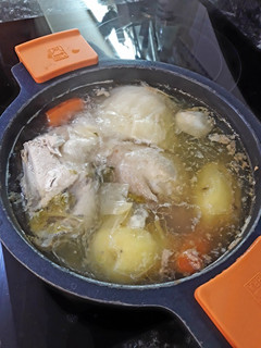 Una foto de Caldo de gallina casero