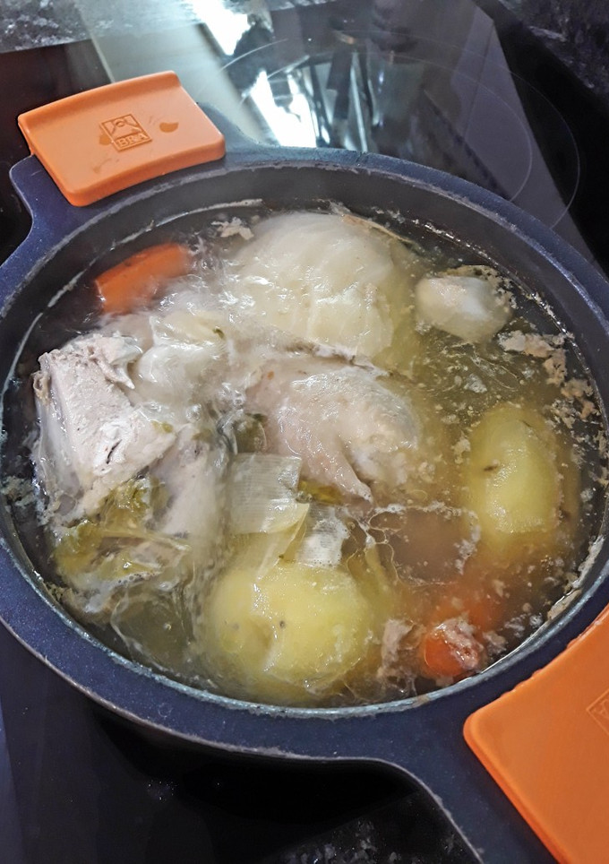 Una foto de Caldo de gallina casero