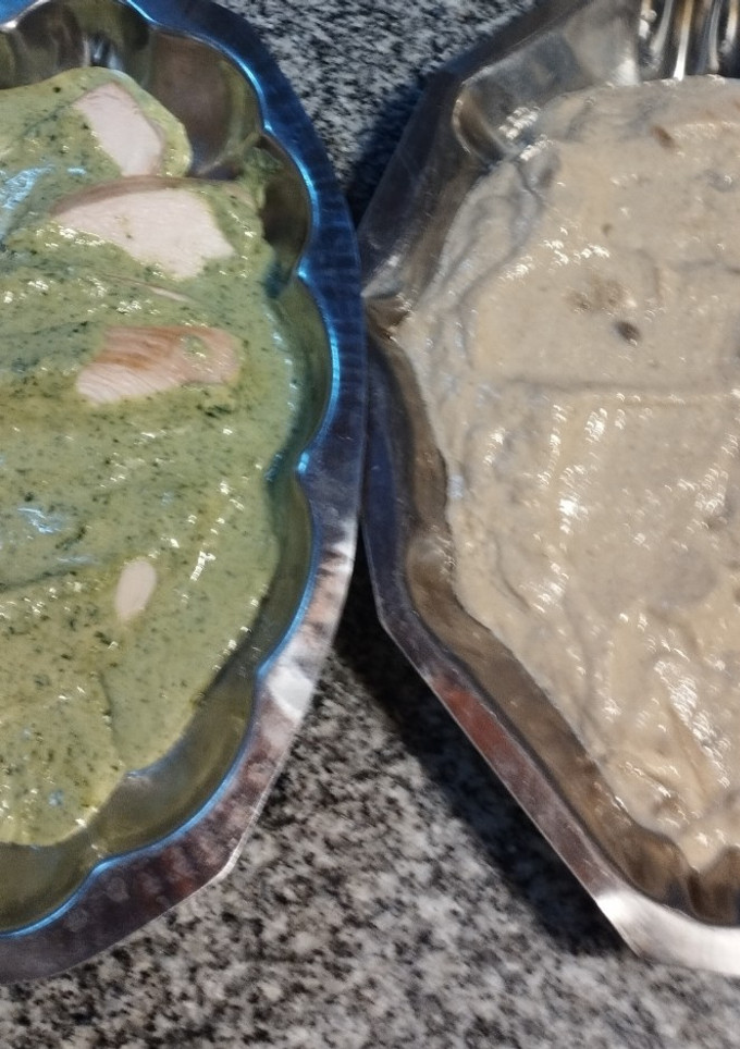 Una foto de Pechuga de pollo con dos salsas