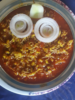 मटकी उसळ (mataki usal recipe in marathi) रेसिपी चे मुख्य फोटो
