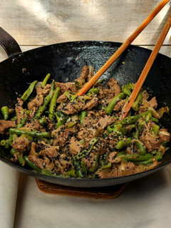 Una foto de 🫛🥡 Wok de chauchas y ternera salteada 🥡🫛