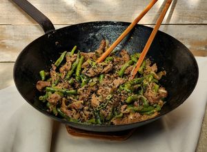 Una foto de 🫛🥡 Wok de chauchas y ternera salteada 🥡🫛
