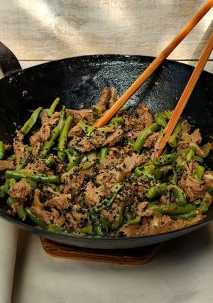 Una foto de 🫛🥡 Wok de chauchas y ternera salteada 🥡🫛