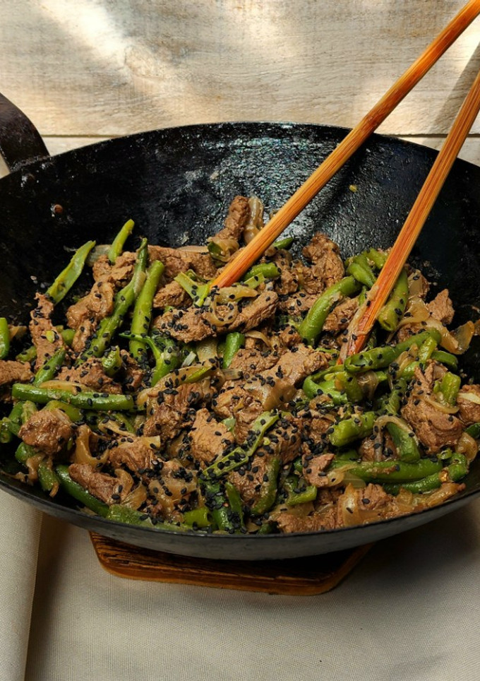 Una foto de 🫛🥡 Wok de chauchas y ternera salteada 🥡🫛