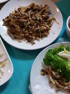 Hình của món Nấm bào ngư xào cuốn bánh tráng rau sống.