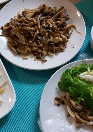 Hình của món Nấm bào ngư xào cuốn bánh tráng rau sống.