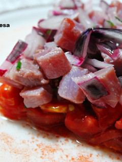 Una foto de Atún fresco marinado con tomate rosa de Aragón