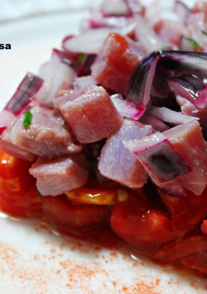Una foto de Atún fresco marinado con tomate rosa de Aragón
