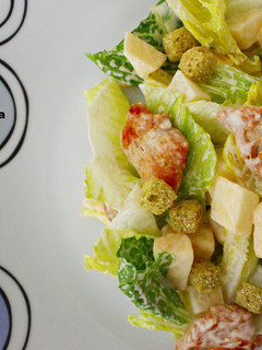 Una foto de Ensalada César sin gluten con pavo a la plancha