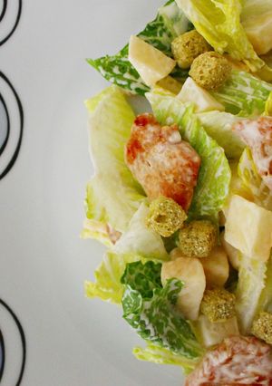 Una foto de Ensalada César sin gluten con pavo a la plancha 