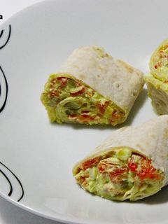 Una foto de Wraps sin gluten de aguacate y salmón
