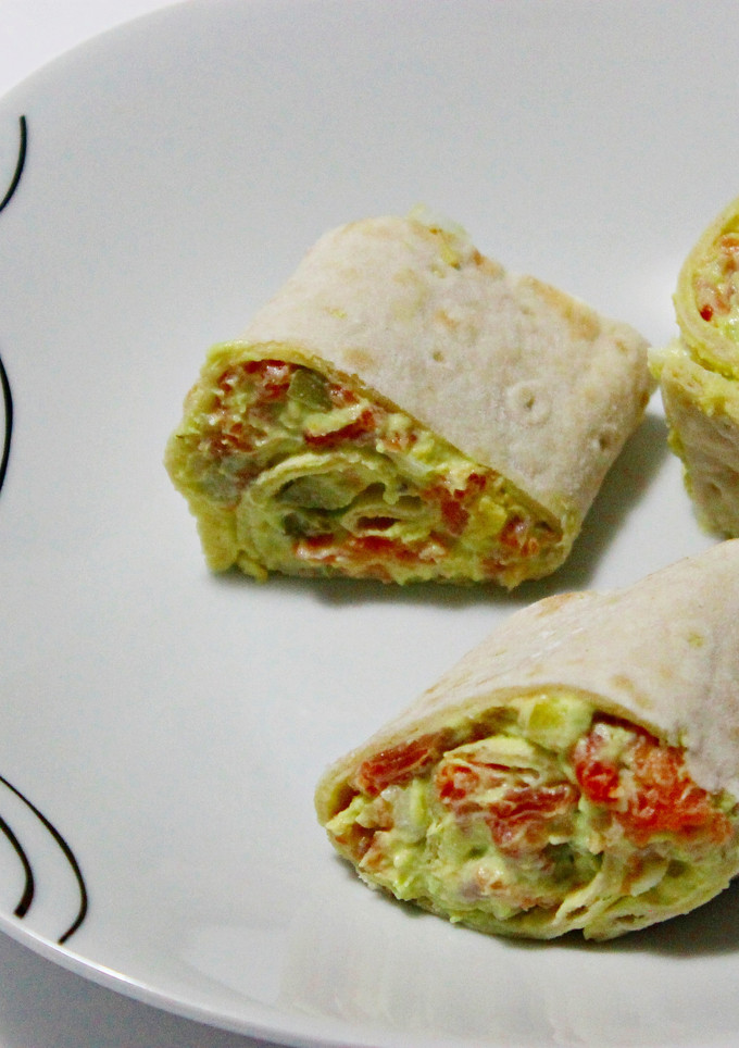 Una foto de Wraps sin gluten de aguacate y salmón