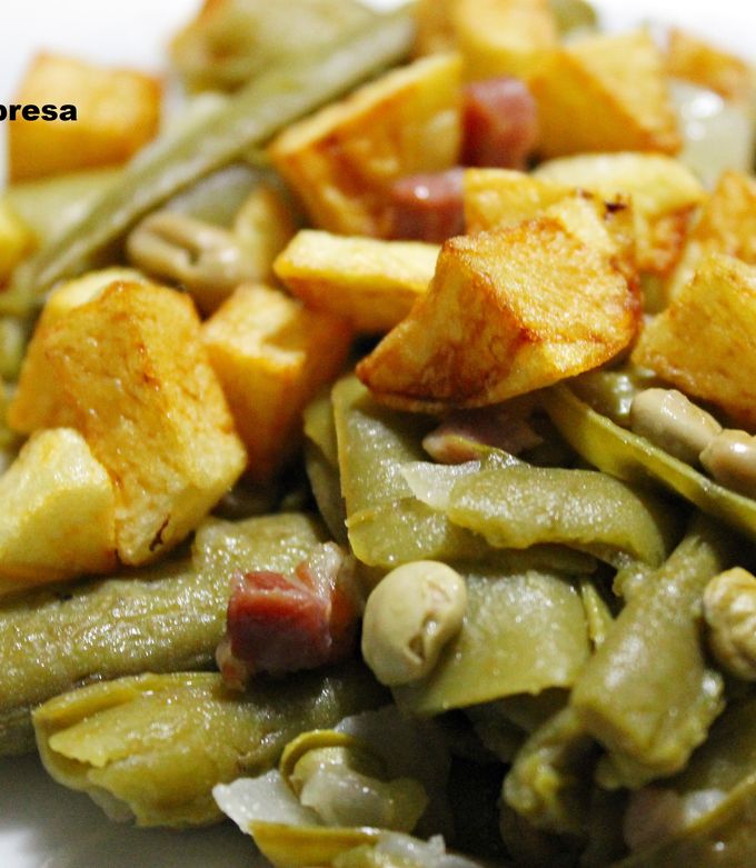 Una foto de Habas con patatas y jamón (olla exprés)