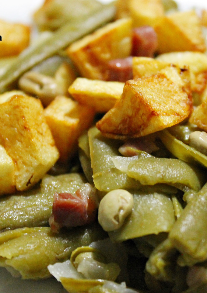 Una foto de Habas con patatas y jamón (olla exprés)