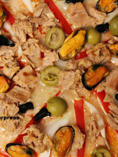 Una foto de Pizza cantábrica con ajo negro