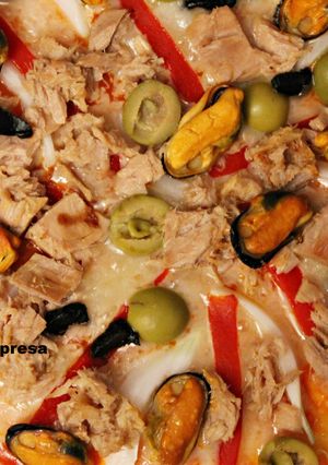 Una foto de Pizza cantábrica con ajo negro