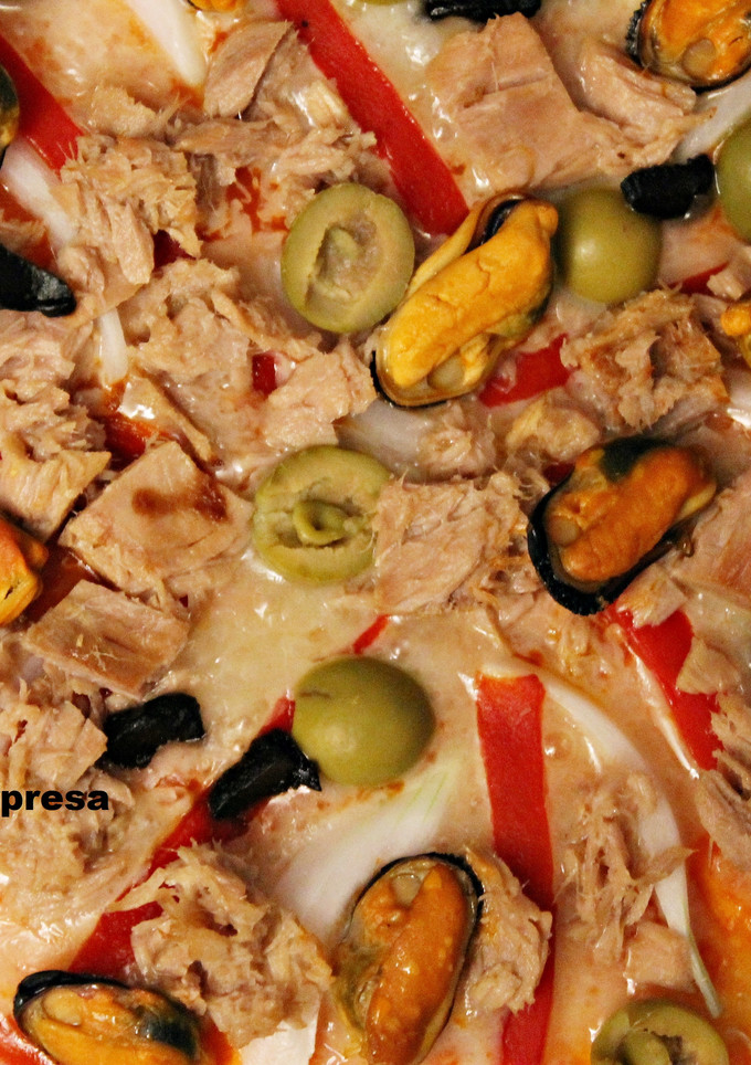 Una foto de Pizza cantábrica con ajo negro