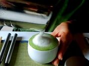 Una foto de matcha latte