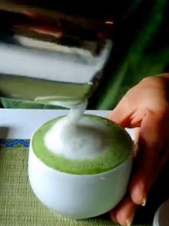Una foto de Matcha latte cremoso