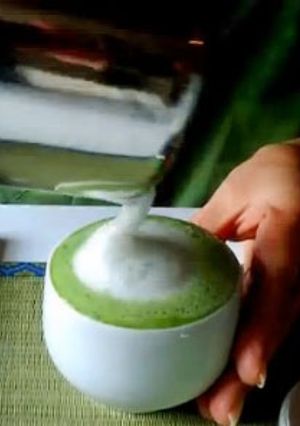 Una foto de Matcha latte cremoso