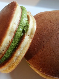 Una foto de Dorayaki con crema de Matcha