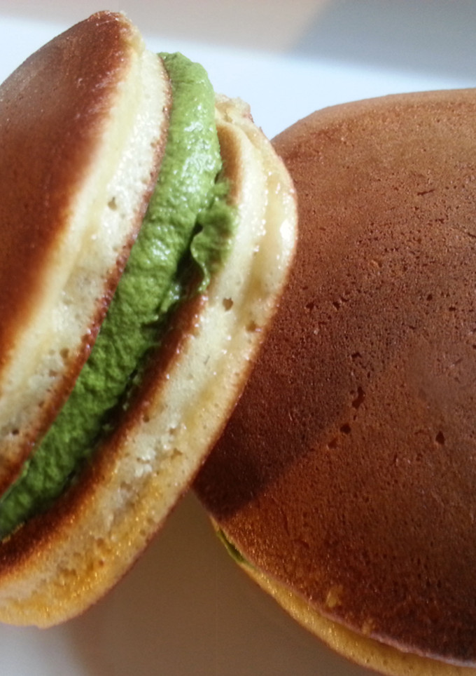 Una foto de Dorayaki con crema de Matcha