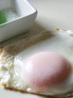 Una foto de Huevo frito con sal con té Matcha