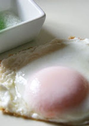 Una foto de Huevo frito con sal con té Matcha