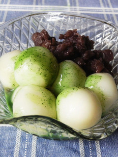 Una foto de Shiratamamochi con salsa de Matcha