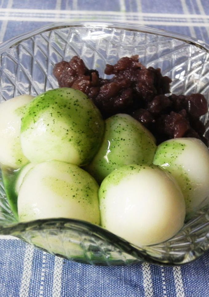 Una foto de Shiratamamochi con salsa de Matcha