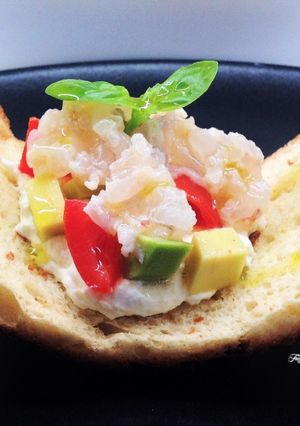 Foto di Tartare di mazzancolle, burrata e insalatina di avocado e datterini