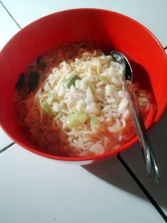 Foto resep mie kuah kaldu ayam (nggak pake ribet)