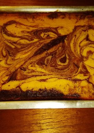 Una foto de Torta marmoleada de chocolate y naranja