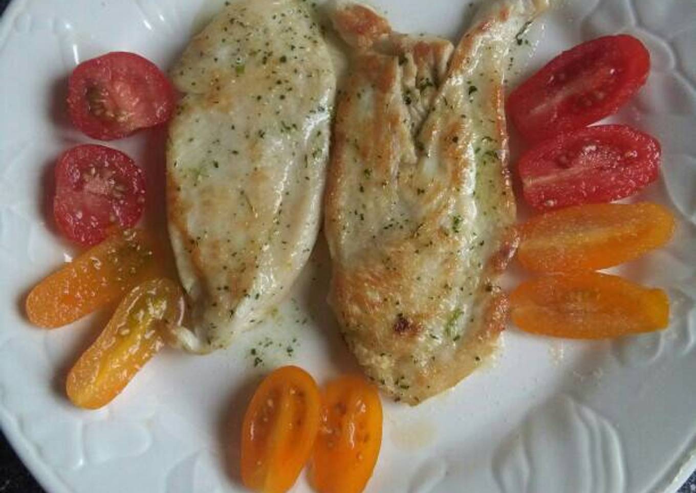 Filetes de pechuga de pollo con ajo y perejil