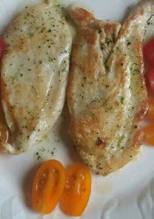 Una foto de Filetes de pechuga de pollo con ajo y perejil