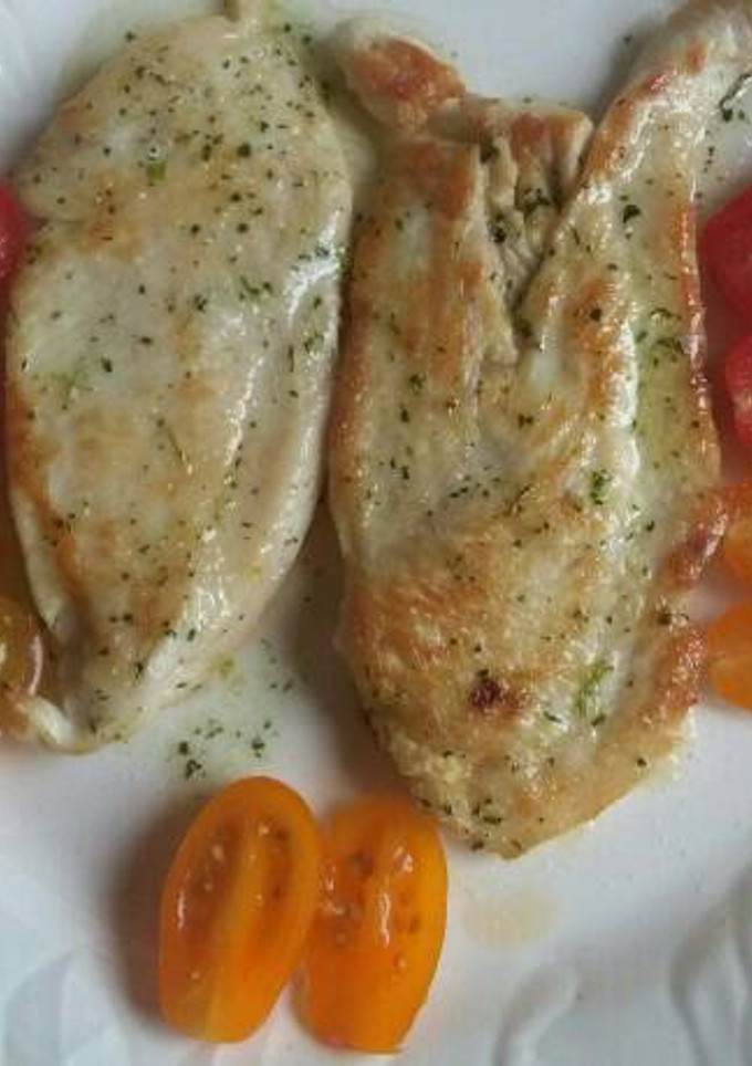 Una foto de Filetes de pechuga de pollo con ajo y perejil