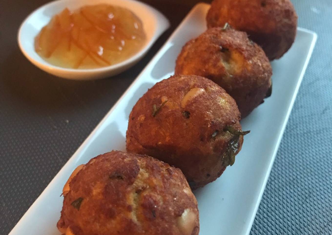 Bolitas crujientes de pollo con mermelada de naranjas amargas