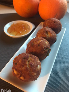 Una foto de Bolitas crujientes de pollo con mermelada de naranjas amargas