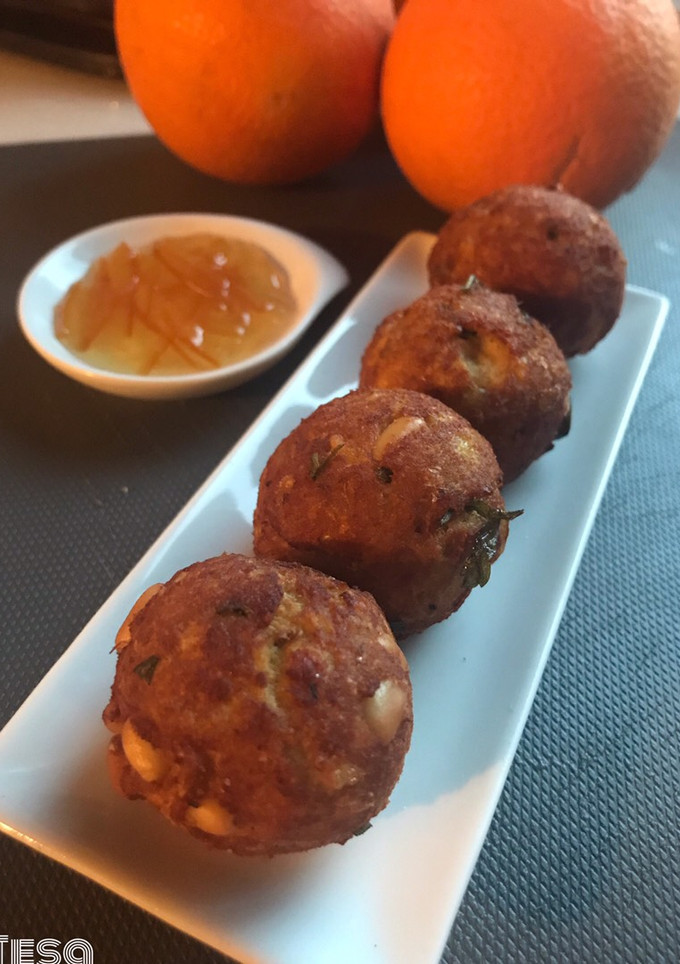 Una foto de Bolitas crujientes de pollo con mermelada de naranjas amargas