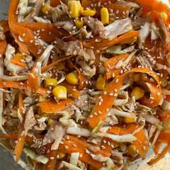 Una foto de Ensalada de col y pollo