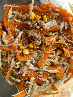 Una foto de Ensalada de col y pollo