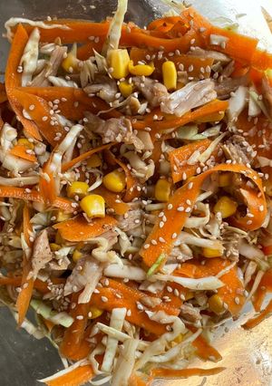 Una foto de Ensalada de col y pollo