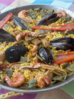 Una foto de Paella de pescado y marisco
