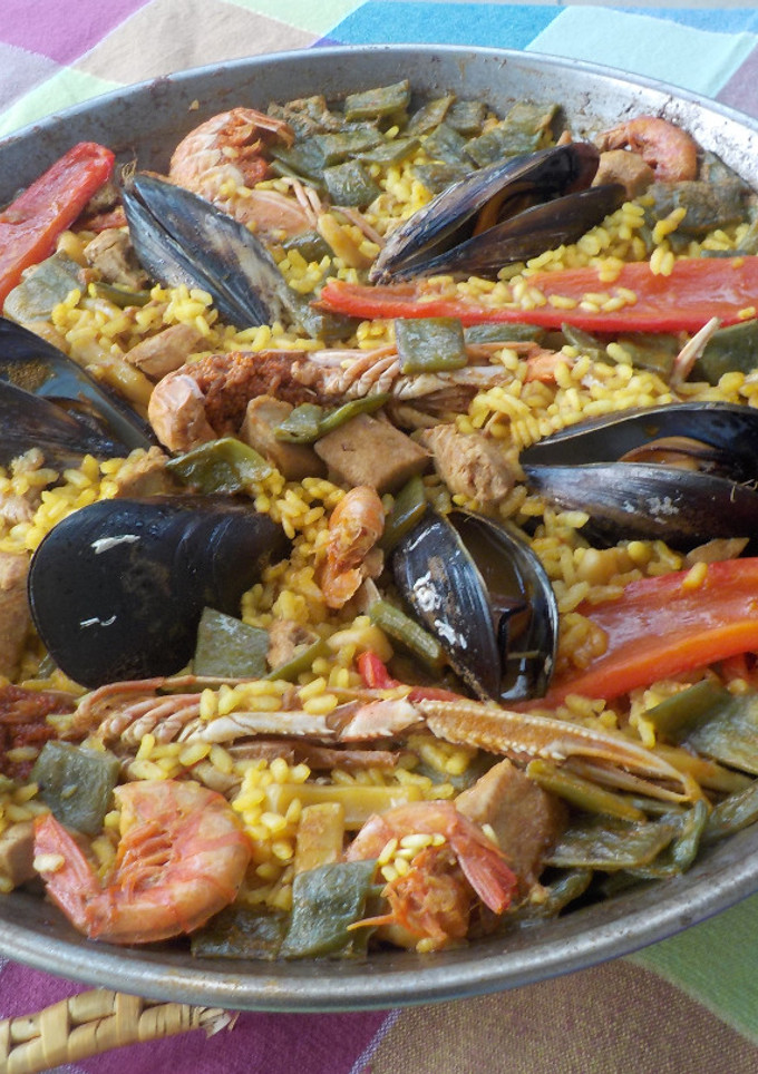 Una foto de Paella de pescado y marisco