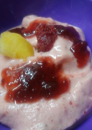 Una foto de Smoothie mix frutal🍌🍓🍍🍊🍎