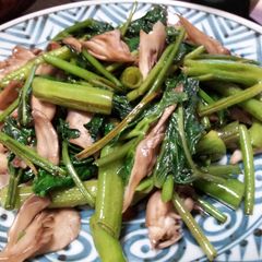 A picture of Ong Choy and Mushrooms with Oyster Sauce.