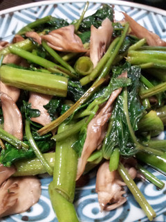 A picture of Ong Choy and Mushrooms with Oyster Sauce.