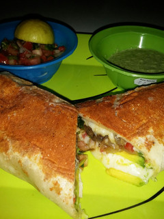 Una foto de Burrito mixto de entraña y pollo